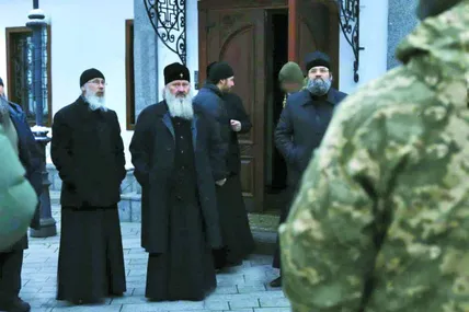 Настоятель Києво-Печерської лаври – скандальний митрополит УПЦ мп Павло (Лебідь) (у центрі) – дещо збентежений візитом СБУ. Але якщо ти робиш богоугодні справи, то чого переживати? Фото: СБУ