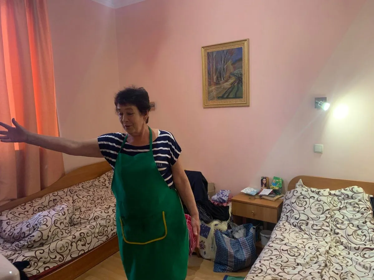 Пенсіонерка Людмила, в якої чоловік незрячий показує свій номер. Фото автора