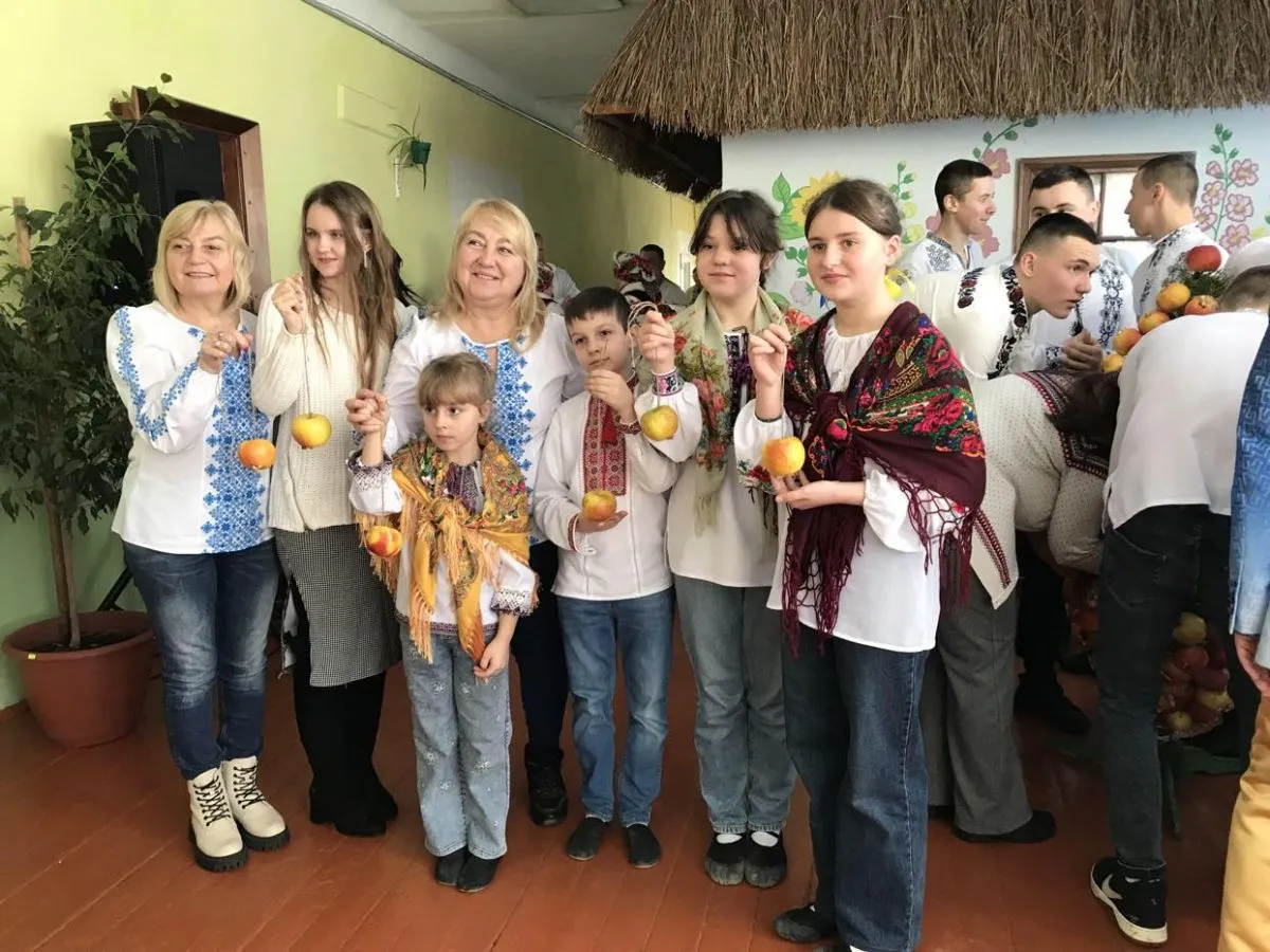 Гостей зі Львова навчили нанизувати яблука.