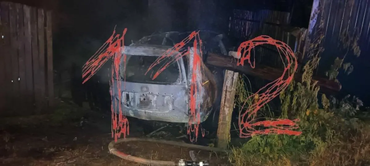 На фото залишки авто після вибуху
