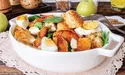 Теплий салат з тюфтельками і карамелізованими яблуками