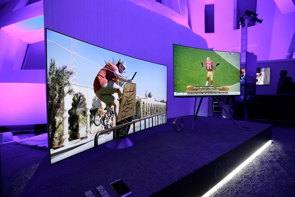 QLED-телевізори (75Q8C та 88Q8F) на заході Samsung First Look 2017 під час виставки CES 2017