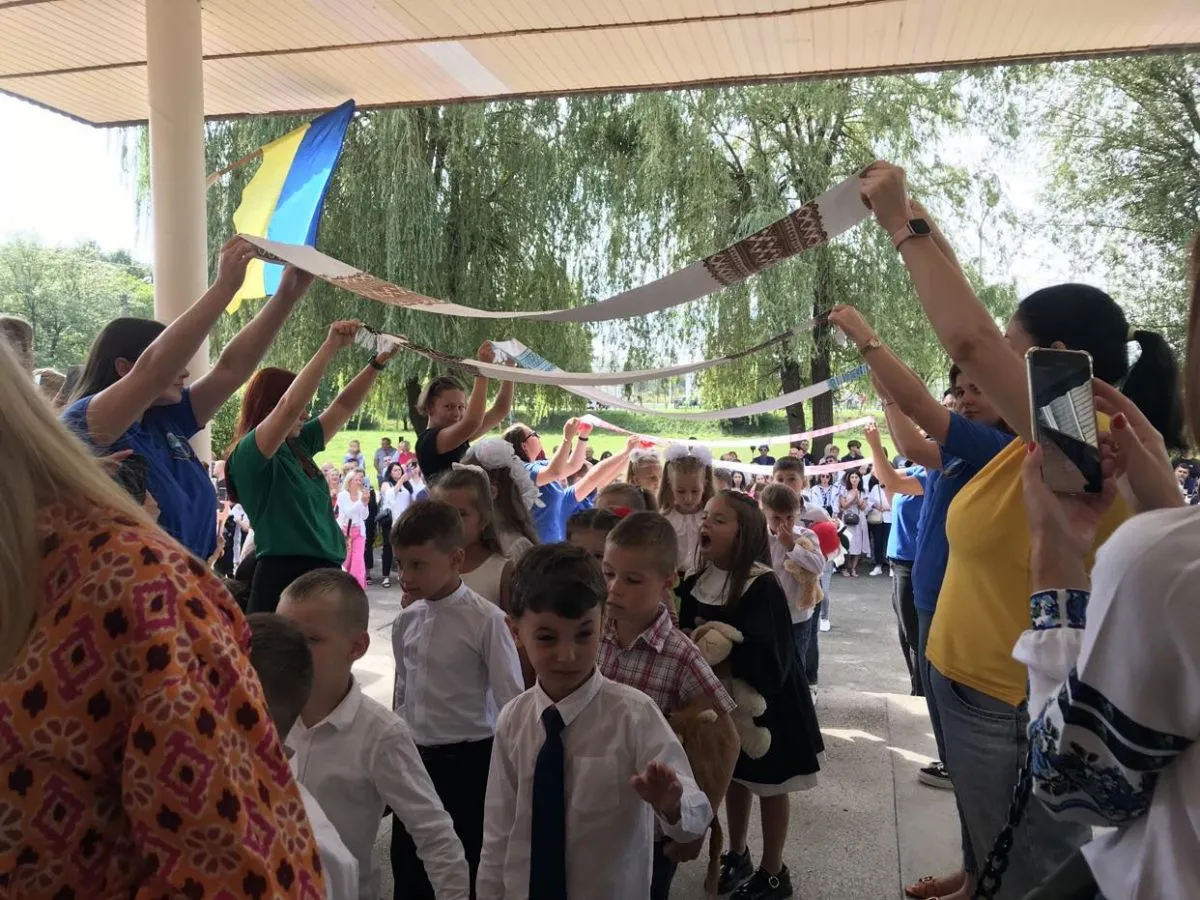 Під оберегом - вишиваним рушником.
