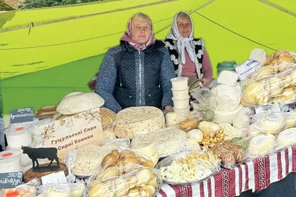В асортименті Марії Лучак і Ганни Мельничук багато видів карпатського сиру. Фото департаменту агропромислового розвитку Львівської ОВ