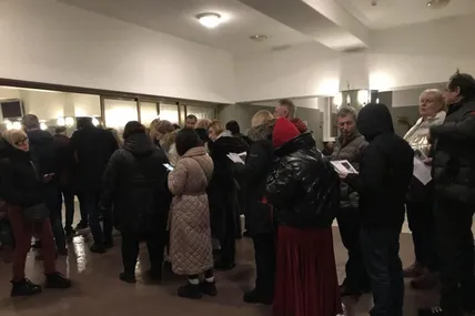 Людський потік на виступ "примадонни сі Ськадовська" був просто нескінченним. Фото автора
