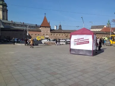 Намети Порошенка добре вписуються у пейзаж площі Митної