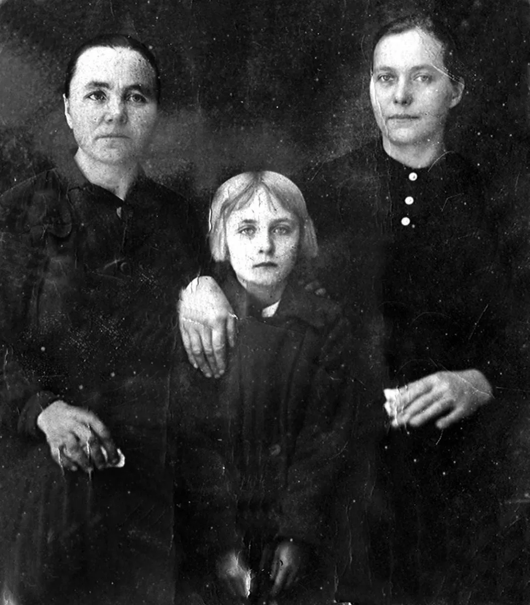 Фото, зроблене в Сибіру у 1940-х рр. минулого століття. Софія — у центрі