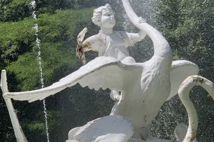 Маленькі відвідувачі пошкодили у Телесика руку, а у лебедів — шиї. Фото пресслужби ЛМР