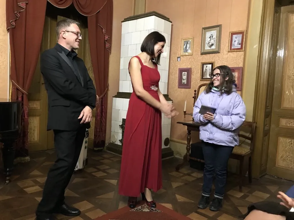 Пані Наталія Зубко вручила диск студентці музучиища Зореславі.