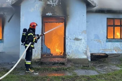 Як не старалися пожежники, врятувати хату і того, хто був у ній, не вдалося… Фото ГУ ДСНС у Тернопільській області
