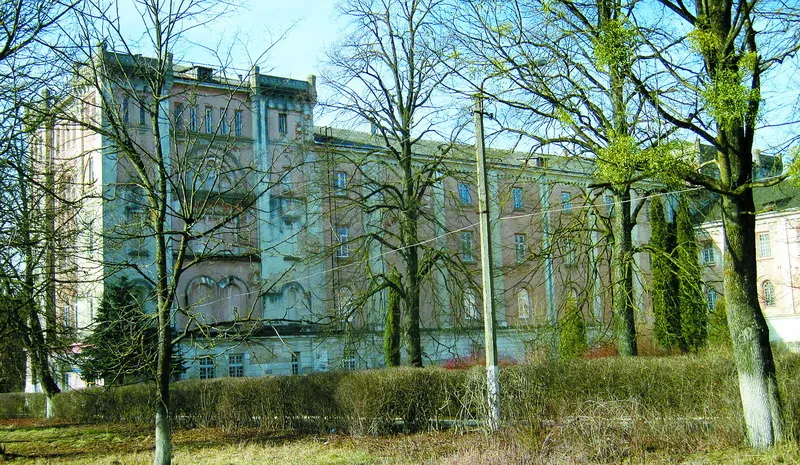 Будівля психлікарні «Заклад», де знайшли «заплаканого хлопчика», досі зберігає обриси колись розкішного палацу графа Скарбека.    