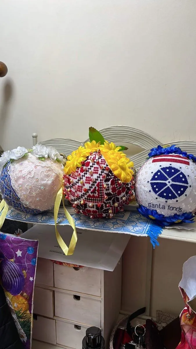Галина Ковальська вишиває окремі кульки для італійських міст.