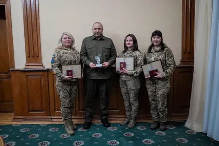 Міністр оборони із зенітницями, які вразили російську ракету у небі над Рівненщиною. Фото зі сторінки Р. Умєрова у Facebook.