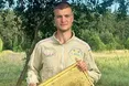У 17 років зайнявся пасічництвом