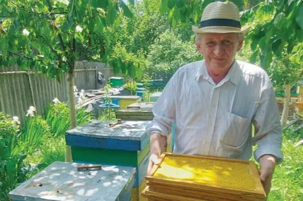Олександр Харченко через усе життя проніс любов до бджіл. Фото Суспільне Хмельницький