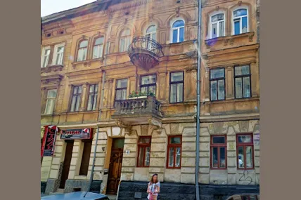Іван Франко “поселив” своїх героїв у цій триповерховій кам’яниці. Фото Google