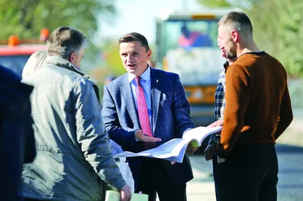 Михайло Головко інспектує ремонт вулиці Данила Галицького у Збаражі. Начебто за ці роботи він і отримав хабар...