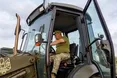 «З бомбою хлопці розберуться»: Порошенко показав, як українські воїни використовують передані екскаватори