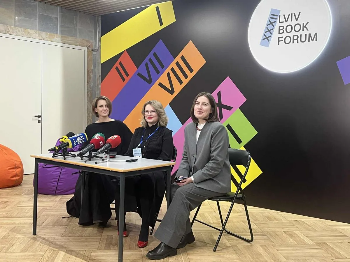 Зліва направо - генеральна директорка літературного фестивалю Неллі Клос, директорка Книжкового ярмарку Форуму видавців Ольга Мовчан та комунікаційна менеджерка Діана Ігнатенко