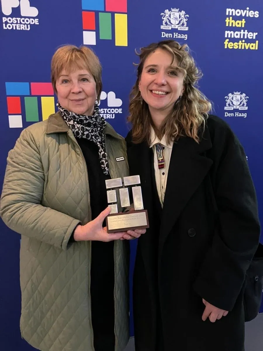 Режисерка Аліса Коваленко та героїня фільму Ірина Довгань з нагородою