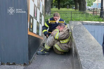 У Києві під час ліквідації наслідків атаки рф загинуло троє рятувальників. Фото: ДСНС