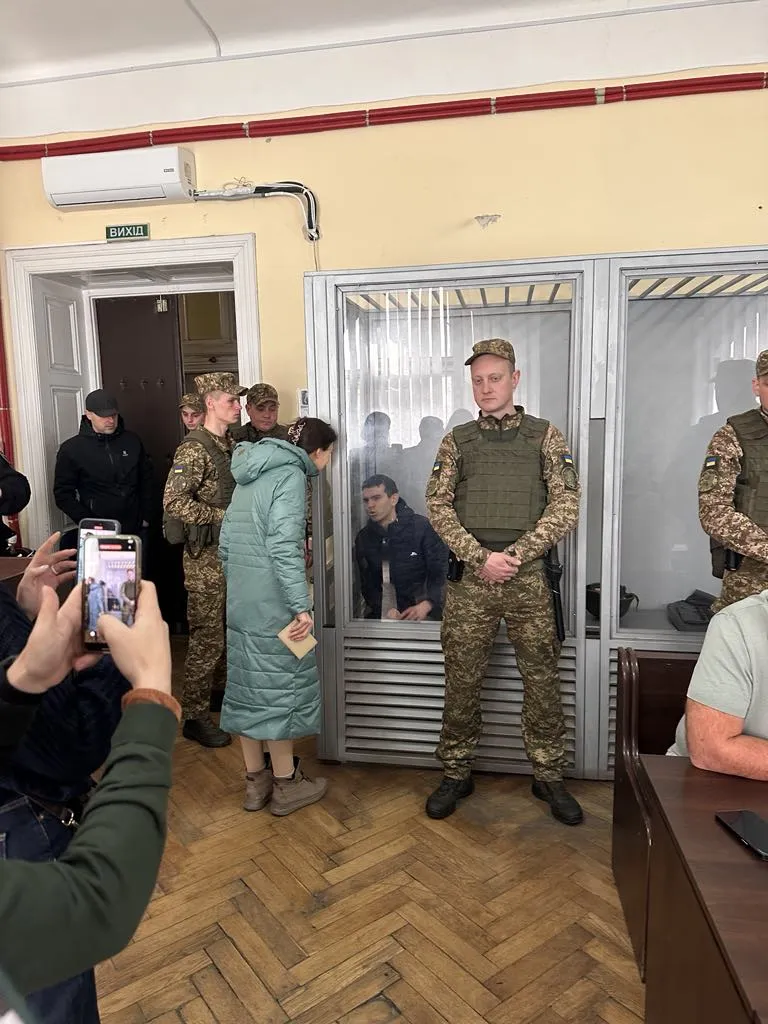 Матір, Олена Зінченко, спілкується з сином... 