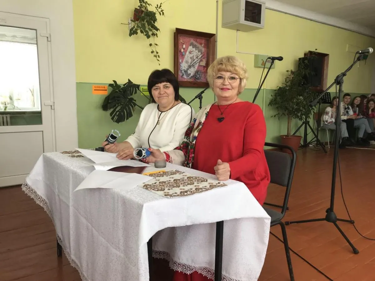 Під час підписання меморандуму про співпрацю - голова Мостиської ТГ Оксана Павуцьо (зліва) та голова Громадської організації "Всесвіт з Україною" Світлана Мерзлова.