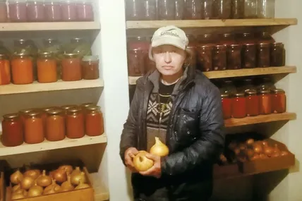 У погребі Максима Шевчука є місце не лише різноманітним закруткам, а й овочам. Зокрема, зберігається тут і вирощена цибуля. Фото автора.