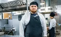 Кухар з протезом працює за улюбленим фахом