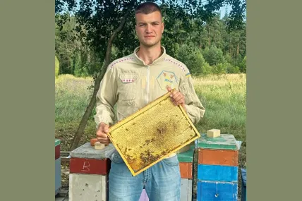 Теплої пори Назар Степаненко вивозить своїх підопічних поближче до медодаїв. Фото із архівів Назара Степаненка