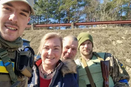Світлана Поваляєва з синами Романом Ратушним (ліворуч) і Василем Ратушним (праворуч) Facebook / Світлана Поваляєва