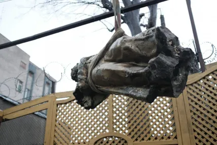 У Чернівцях демонтували вже другий пам'ятник Пушкіну. Фото із мережі