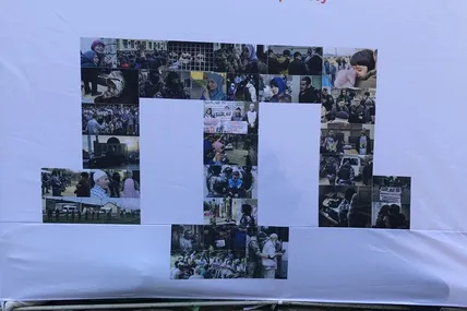Ось так на бруківці були розкладені фотографії. Фото автора