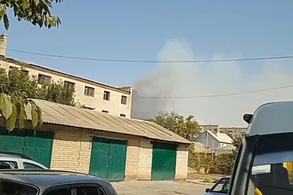 Фото з місцевих телеграм-каналів. На Херсонщині горить машинний завод