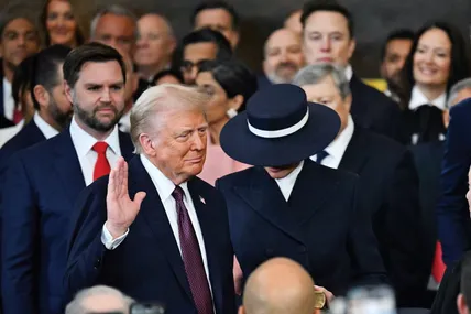 Українці жартують, що на інавгурації Трампа його дружина своїм капелюхом була дуже схожа на українську співачку Соломію Опришко зі сценічним псевдонімом Клавдія Петрівна... Фото зі сайту «Радіо Свобода»