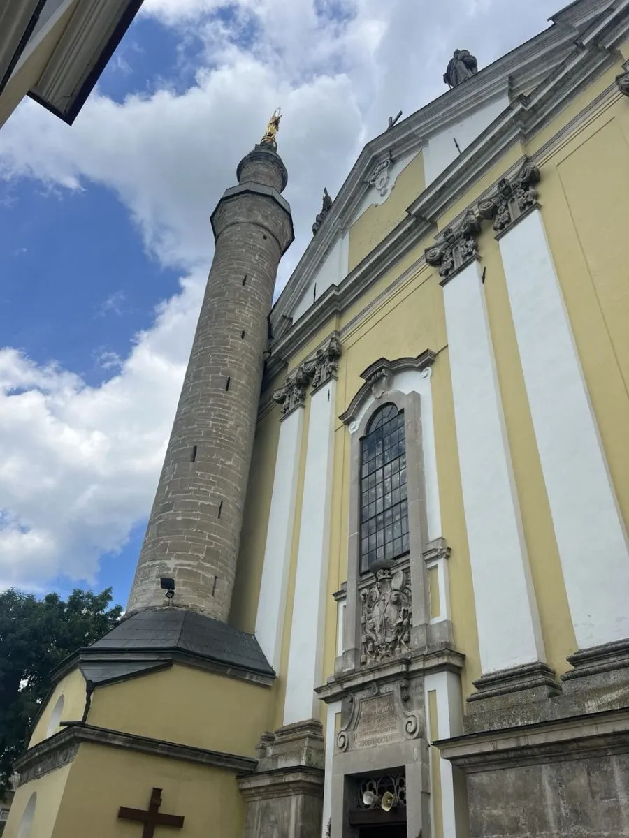 Місце, де мечеть притулилася до кафедрального костелу святих Петра і Павла