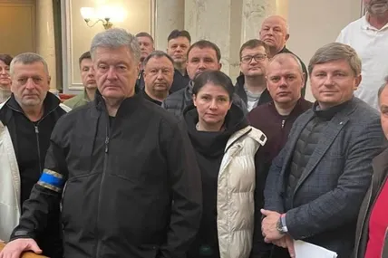 Порошенко: Рада підтримала наші законопроєкти про соціальний захист бійців тероборони, лікування поранених за кордоном та заборону рашистських символів