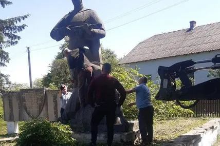 Демонтаж пам'ятника окупанту у селі Вільхівці Стрийського району. Фото з ФБ "Декомунізація Львівщини".