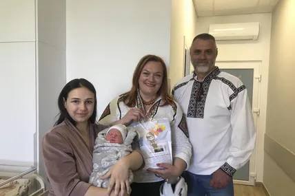 Тетяна Пилипець і Вальдемар Надіжко вручили першу у житті вишиванку Олександрові - третій дитині Анни. Фото автора