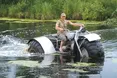 Підкорює бездоріжжя на саморобних всюдиходах