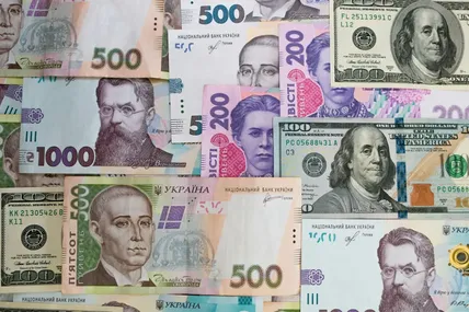 Уряд заклав підвищення мінімальної зарплати та прожиткового мінімуму у проєкті держбюджету-2026. Фото: Roman Synkevych / Unsplash