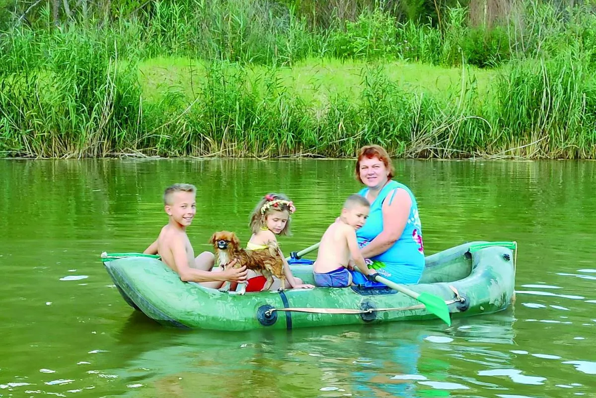 З найменшими дітками мама Катерина плаває у човні...