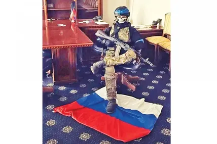 Український воїн в офісі керівника адміністрації одного з органів влади Курської області. Господар кабінету накивав п’ятами... Фото із соцмереж