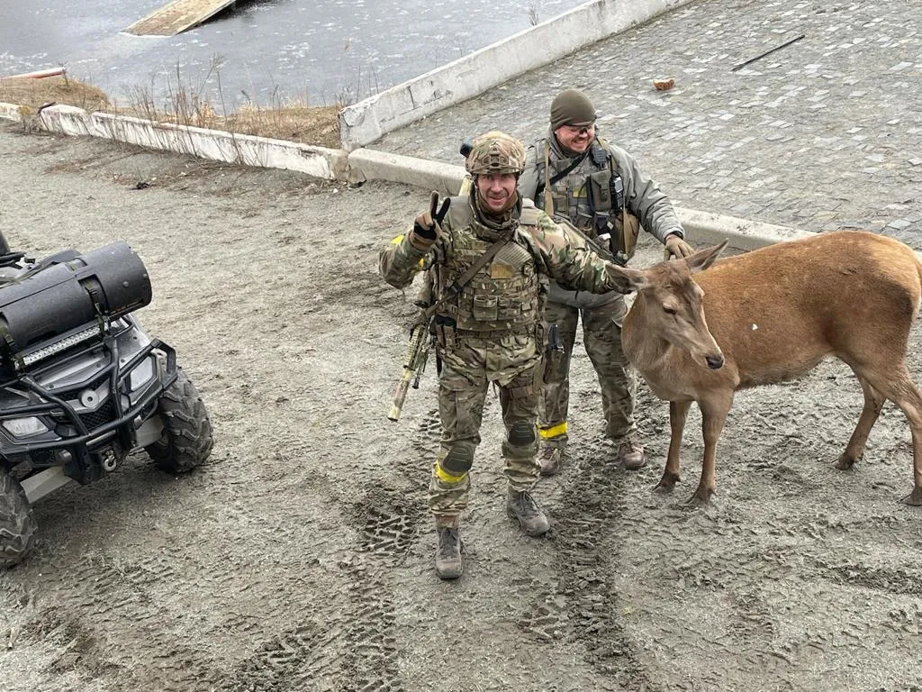 Владислав Бувалкін так любив життя. Наляканого оленя він зустрів у лісі на Київщині після того, як звідти вибили окупантів...