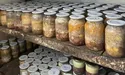 Священник допомагає готувати тушкованки і паштети для фронтовиків