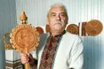 Відроджує різьбярство та бондарське ремесло