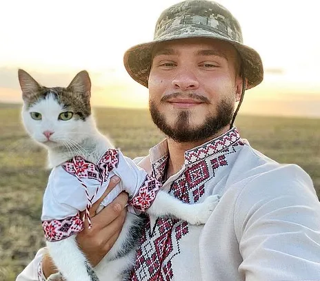 А так Алекс і його вихованець вітали українців із Днем прапора.
