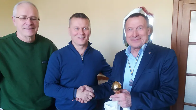 Ексфорвард “Карпат” Андрій Покладок (у центрі) тепло вітає одного із лауреатів конкурсу “ВЗ” - підприємця Михайла Бугу (зліва — ведучий конкурсу Юрій Назаркевич). Фото автора.
