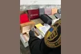 Контрабанда брендовий речей на Львівщині: митники зупинили бус на кордоні