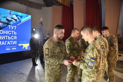 Випускник ліцею, Герой України підполковник Богдан Дронов вручає «мотиваційний» прапор нинішнім крутянам. Фото пресслужби Львівської обласної ради